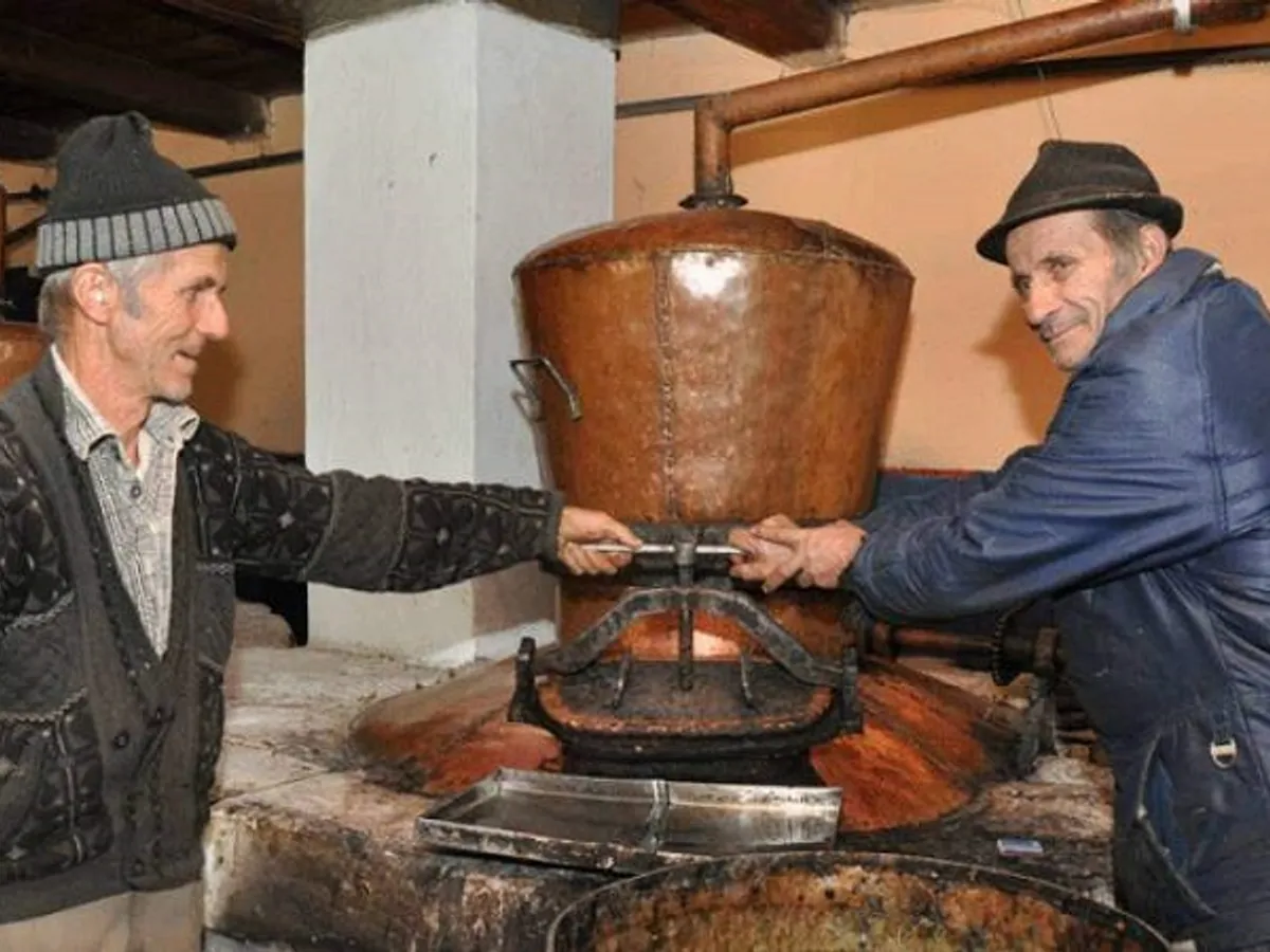 Bărbași cu cazan de țuică - Foto timesnewroman.ro (cu rol ilustrativ)