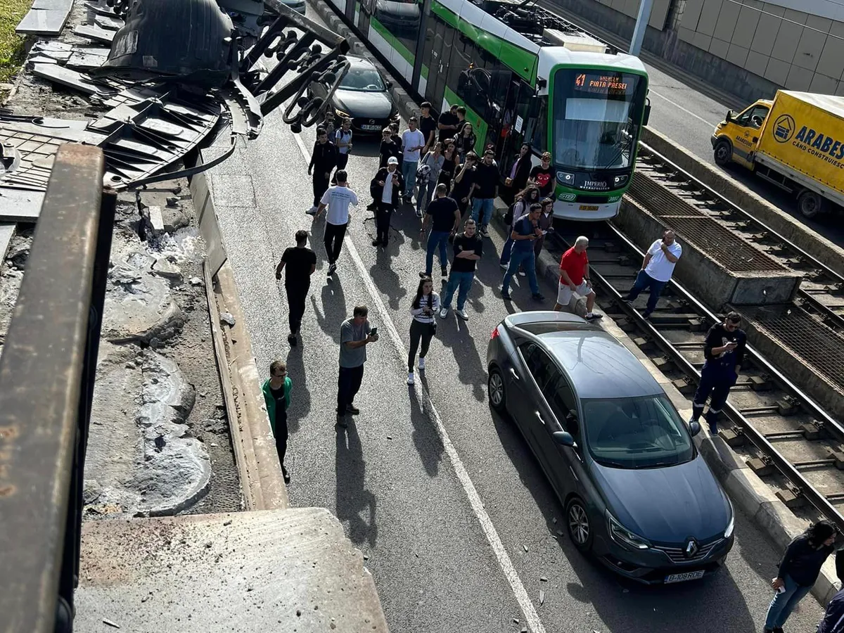 FOTO Accident ca în filme! Un șofer a pierdut controlul și a sărit cu mașina în Pasajul Lujerului - Foto: Facebook/Info Trafic Bucuresti si Ilfov