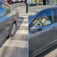 Șoșoacă n-a avut loc în parcare, a parcat ca un șofer „dac liber”, pe trecere. Nu are permis - Foto: Facebook/Ai parcat ca un bou București