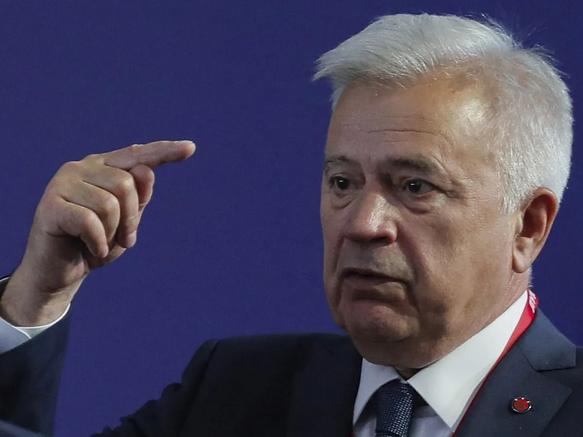 Fondatorul Lukoil, Vagit Alekperov, a semnat la Bucureşti, la Palatul Elisabeta,  preluarea pachetului maajoritar de la Rafinăria Petrotel - Foto: Profimedia Images