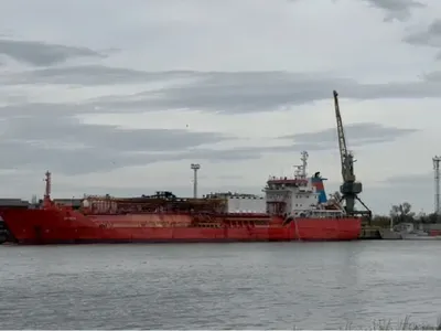 Nava lovită de dronă în Ucraina a fost stinsă - Foto: DSU