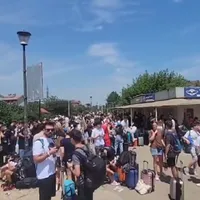 Sute de tineri au vrut să ia trenul din Costinești. - Foto: Facebook