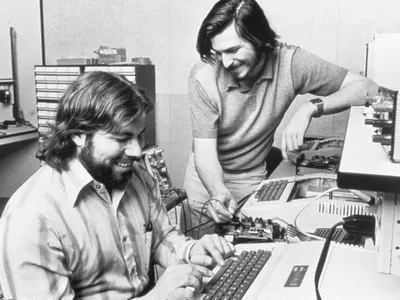Steve Wozniak (așezat) și Steve Jobs, în 1976 - Foto: Profimedia Images