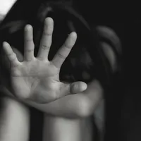 Asistentul maternal suspectat că a violat a două minore, suspendat din funcţie. / Foto: mkrfirm.com