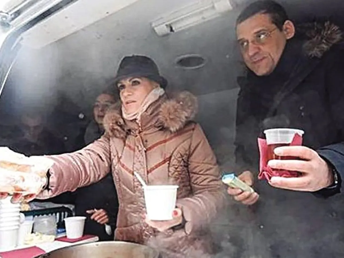 PR. Gabriela Firea și Gabriel Mutu, primarul Sectorului 6, împărțeau supă oamenilor străzii, anul trecut, la Gara de Nord