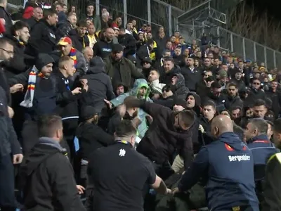 Zeci de fani ai tricolorilor s-au luat la bătaie în tribunele Estadi Nacional. - Foto: orangesport.ro