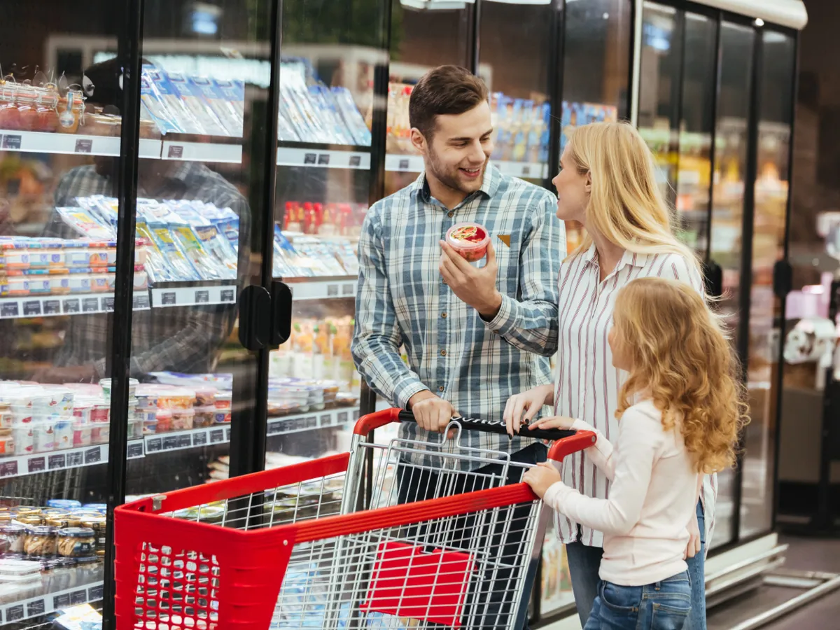 Oameni la supermarket - Foto: Freepik