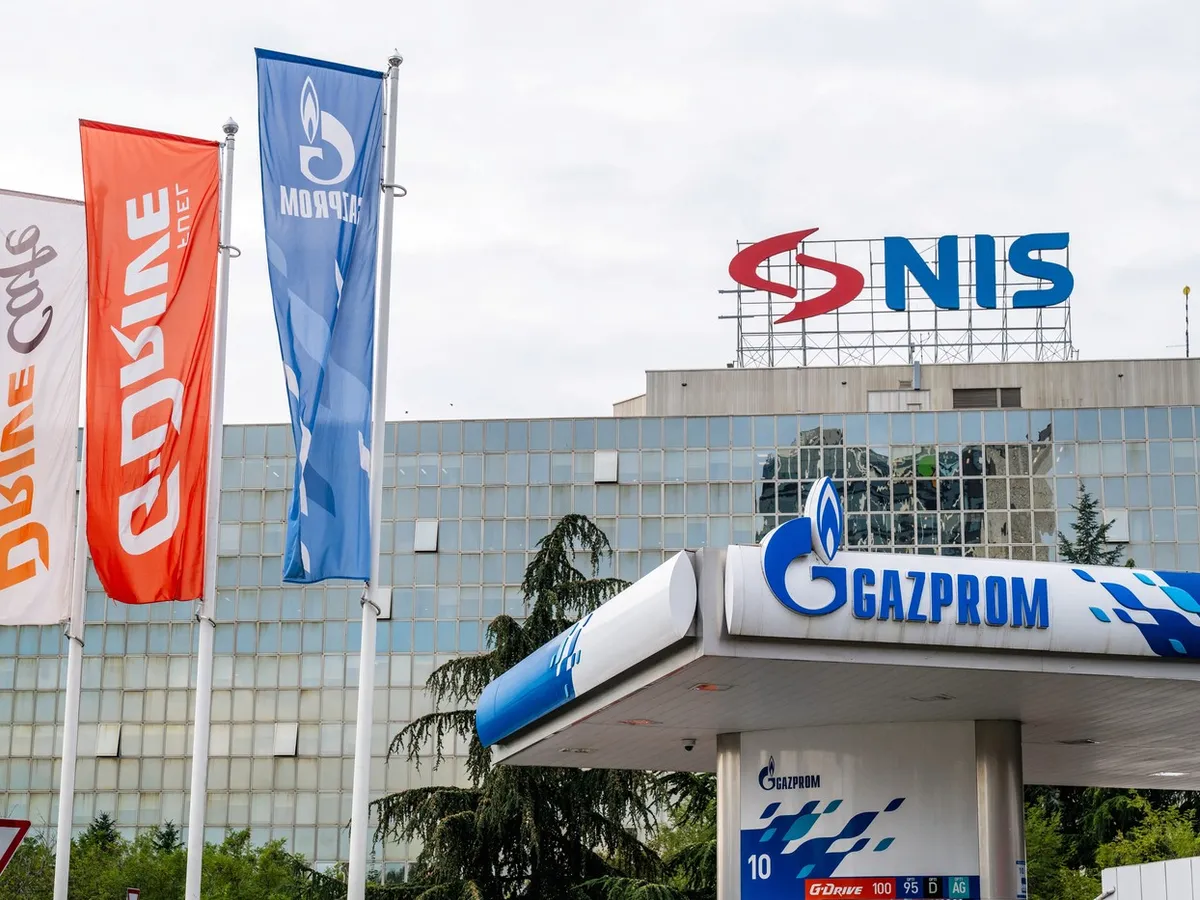 Serbia confiscă rafinăria NIS deținută de Rusia, sancționată de SUA. Veniturile din petrol se prăbușesc