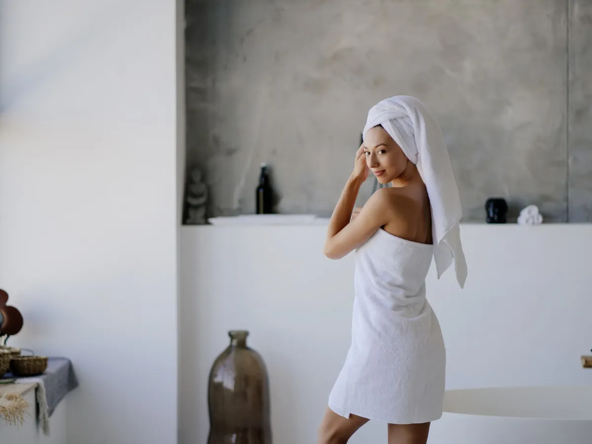 Cum să miroasă în baia ta ca într-un hotel de lux? Ai nevoie de un ingredient care costă 2 lei și de uleiuri