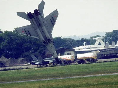 Un avion al forțelor armate ucrainene s-a prăbușit în regiunea Kiev. Cinci persoane au murit/FOTO: TheGuardian