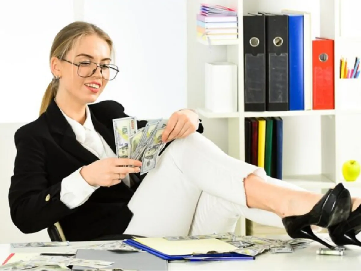 Cum pot câștiga bani suplimentari românii din Germania? Simpla acceptare a coletelor este suficientă