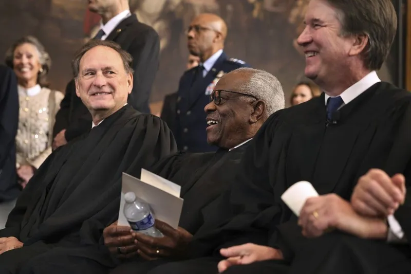 Judecătorii Curţii Supreme Samuel Alito, Clarence Thomas şi Brett Kavanaugh, la depunerea jurăm&acirc;ntului de către preşedintele ales Donald Trump - Foto: Profimedia Images