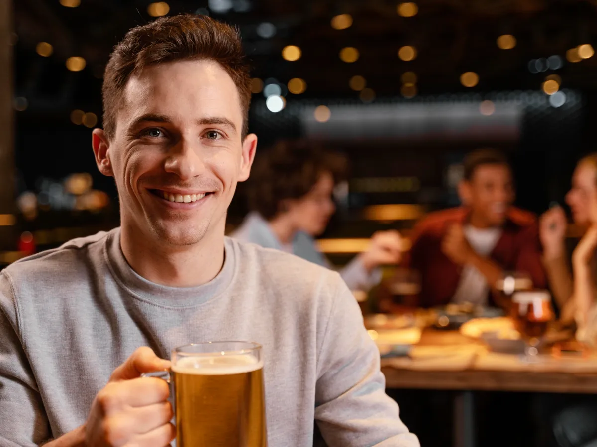 Bărbat bând bere - Foto: Freepik (Imagine cu rol ilustrativ)
