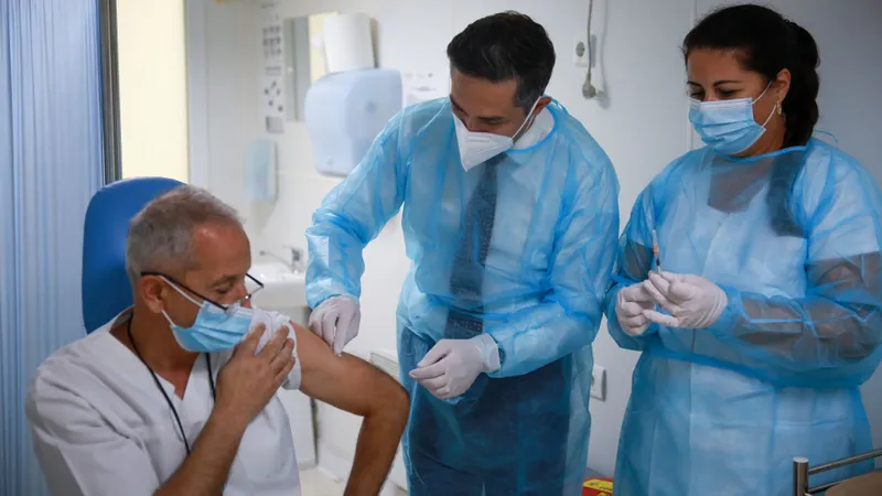 Valeriu Gheorghiță a anunțat administrarea dozei patru de vaccin anti-COVID-19/FOTO: Facebook/RoVaccinare