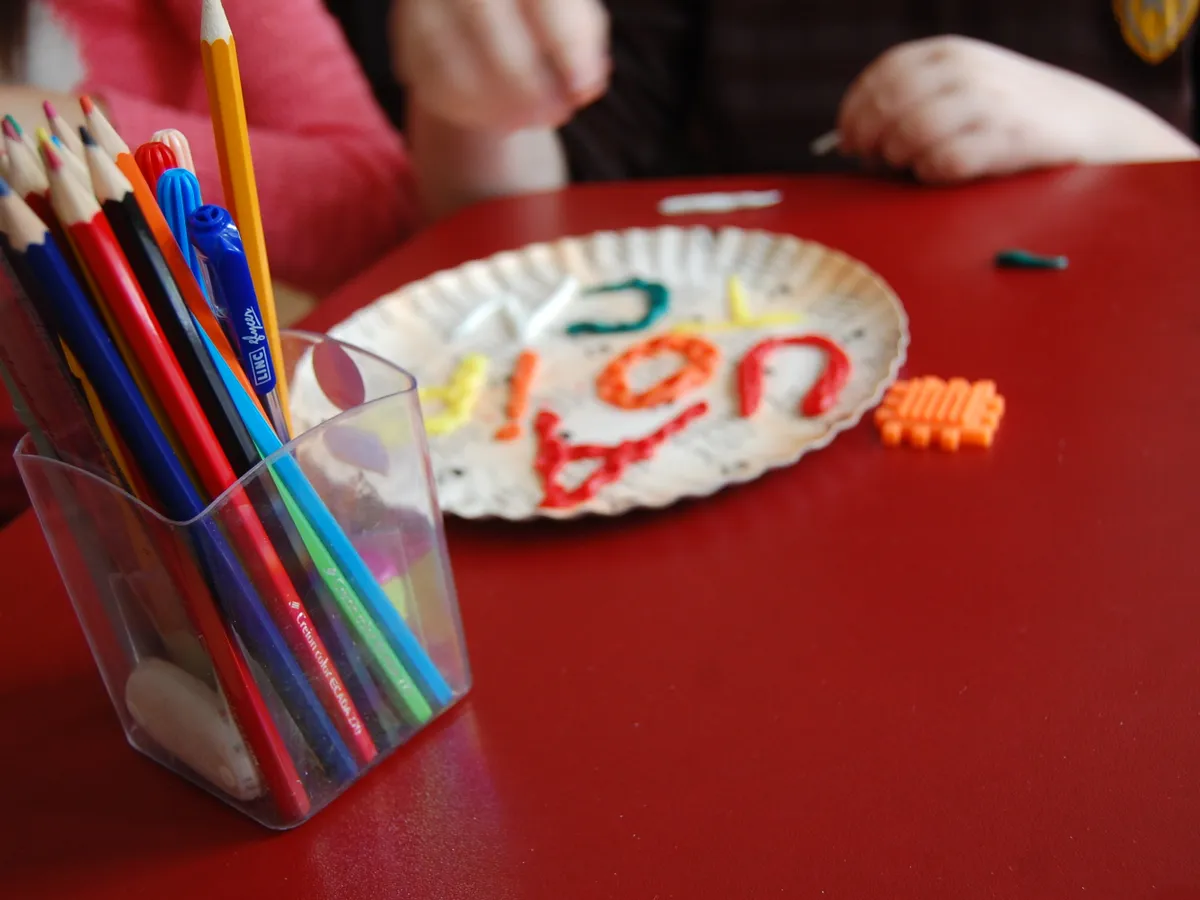 Litere din plastilina, modelate de copiii de clasa I. Foto: Newsweek Romania