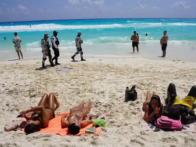 Soldați înarmați patrulează pe o plajă din Cancun (imagine cu caracter ilustrativ) - Foto: Profimedia Images