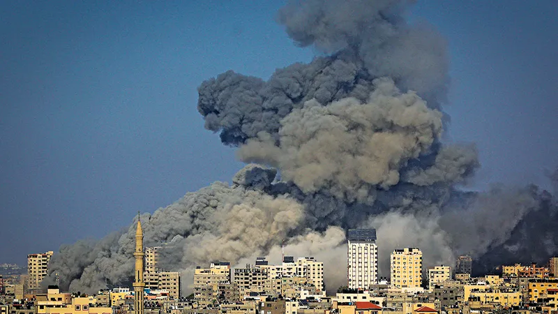 CRIZĂ UMANITARĂ Organizațiile umanitare atrag atenția asupra suferinței de o parte și de alta a graniței, pe fondul loviturilor israeliene asupra Gazei, în urma atacurilor Hamas