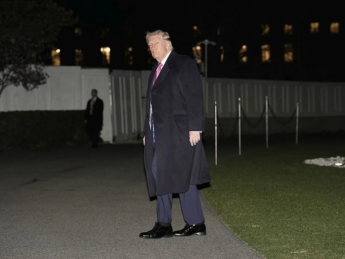 Președintele Statelor Unite, Donald J. Trump, merge pe peluza sudică a Casei Albe din Washington - Foto: Profimedia Images