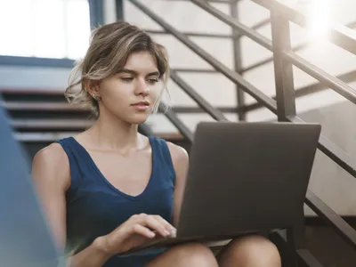 1 din 4 adolescenți apelează la inteligența artificială pentru sprijin privind sănătatea mintală. Cum motivează - Foto: Freepik (Imagine cu rol ilustrativ)