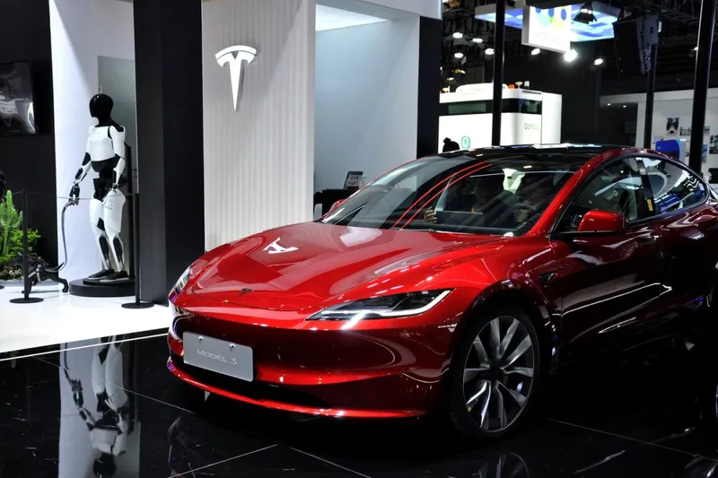 Tesla Cybercab Robotaxi şi-a făcut debutul la o expoziţie auto din China, &icirc;n noiembrie - Foto: Profimedia Images