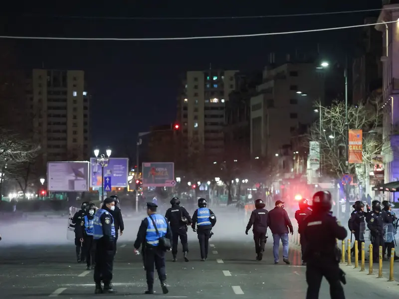 Un bărbat care a participat, luni, la protestul din Piaţa Universităţii împotriva măsurilor impuse de autorităţi în contextul COVID-19, a fost reţinut pentru 24 de ore. / Foto: INQUAM_Photos Bogdan-Ioan Buda