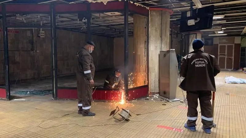 Demolarea spațiilor comerciale de la metrou continuă, sindicaliștii USLM acuză autoritățile. / Foto: Facebook