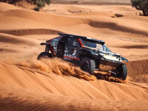 Moment istoric! Loeb și Al-Attiyah se pregătesc să se bată pentru titlul Dakar 2025 cu mașini Dacia - Foto: Dacia