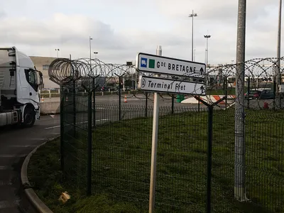 Un camion de transport pe un drum de acces lângă terminalul Eurotunnel din Calais. Foto Getty Images