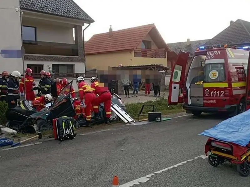 Un VW Passat s-a înfipt într-un cap de pod, 2 victime. Femeia de la volan era începătoare - Foto: Facebook/Info Trafic 24