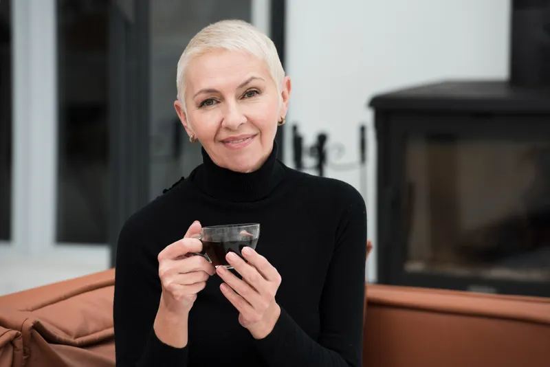 Pensionară aștept&acirc;nd pensia pe card - Foto: Freepik