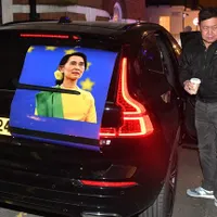 Ambasadorul Myanmar la Londra, Kyaw Zwar Minn, a petrecut noaptea în maşină, după ce a fost încuiat pe dinafară de atașatul militar. / Foto: news.sky.com