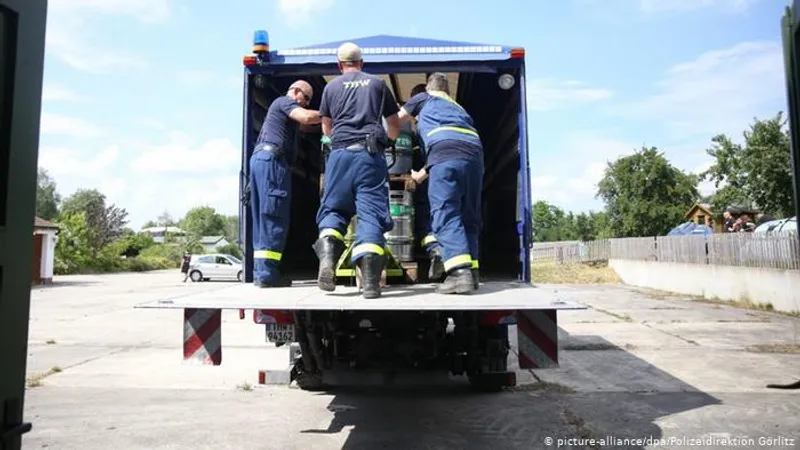 Ofițeri încărcând alcoolul confiscat în mașini/Foto: Poliția Gorlitz