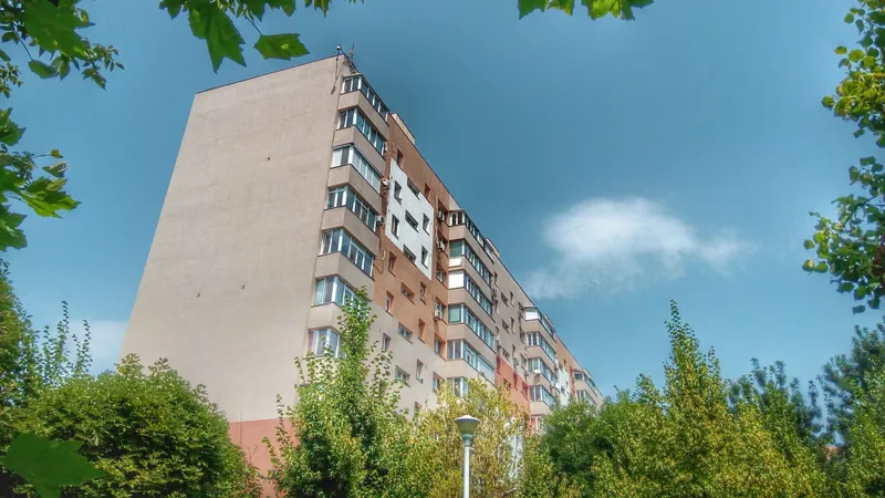 Amendă de 1000 euro pentru românii care au flori în balcon. Unde și ce NU au voie să facă? - Foto: Istock / imagine cu rol ilustrativ