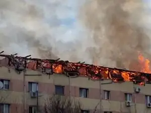 Incendiu puternic, la mansarda unui bloc din Timișoara. 60 de persoane, evacuate. / Foto: opiniatimisoarei.ro