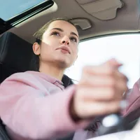 Mulți șoferi merg cu mașina subturată ca să consume mai puțin. Ce spun mecanicii? Se strică motorul - Foto: freepik.com - Imagine cu rol ilustrativ