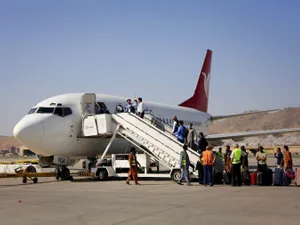 1.000 de persoane aşteaptă undă verde de la talibani pe aeroportul Mazar-i-Sharif pentru a pleca / NBC News