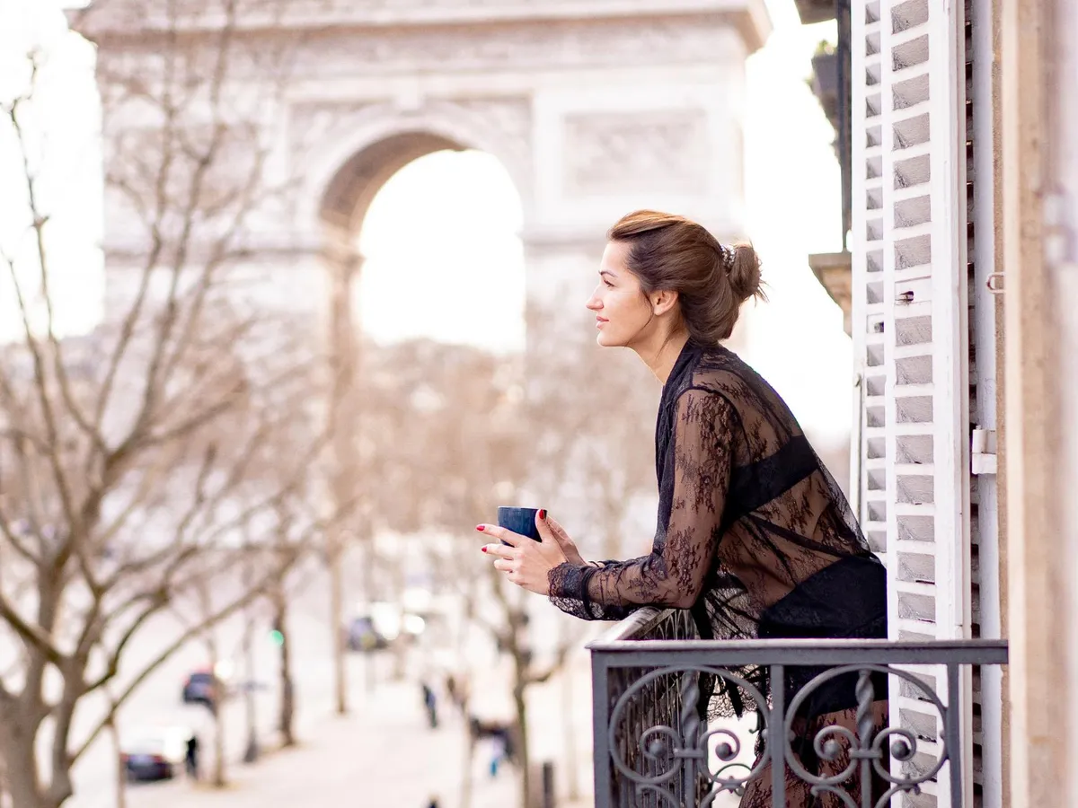 Femeie la Paris - Foto: Freepik