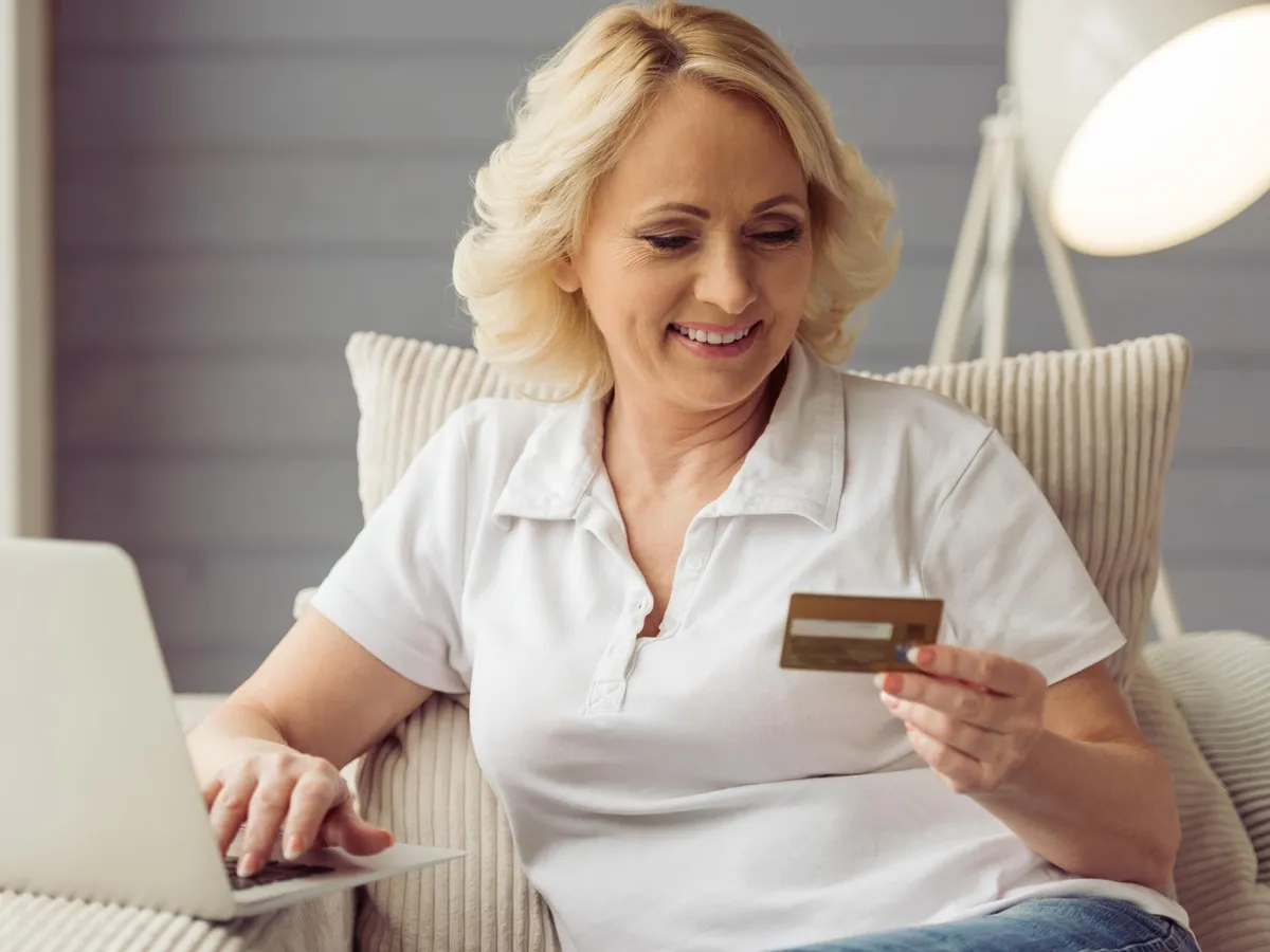 Pensionară cu cardul la pensie - Foto: Freepik