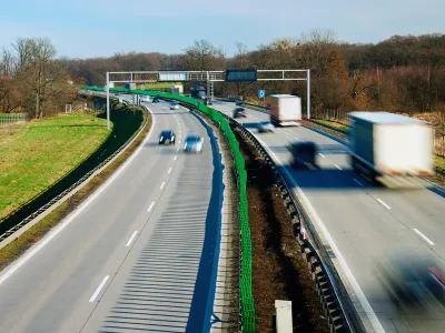 Camioanele și autobuzele, taxate la kilometru, în funcție drum și poluare, de la 1 octombrie. Tarifele TollRo