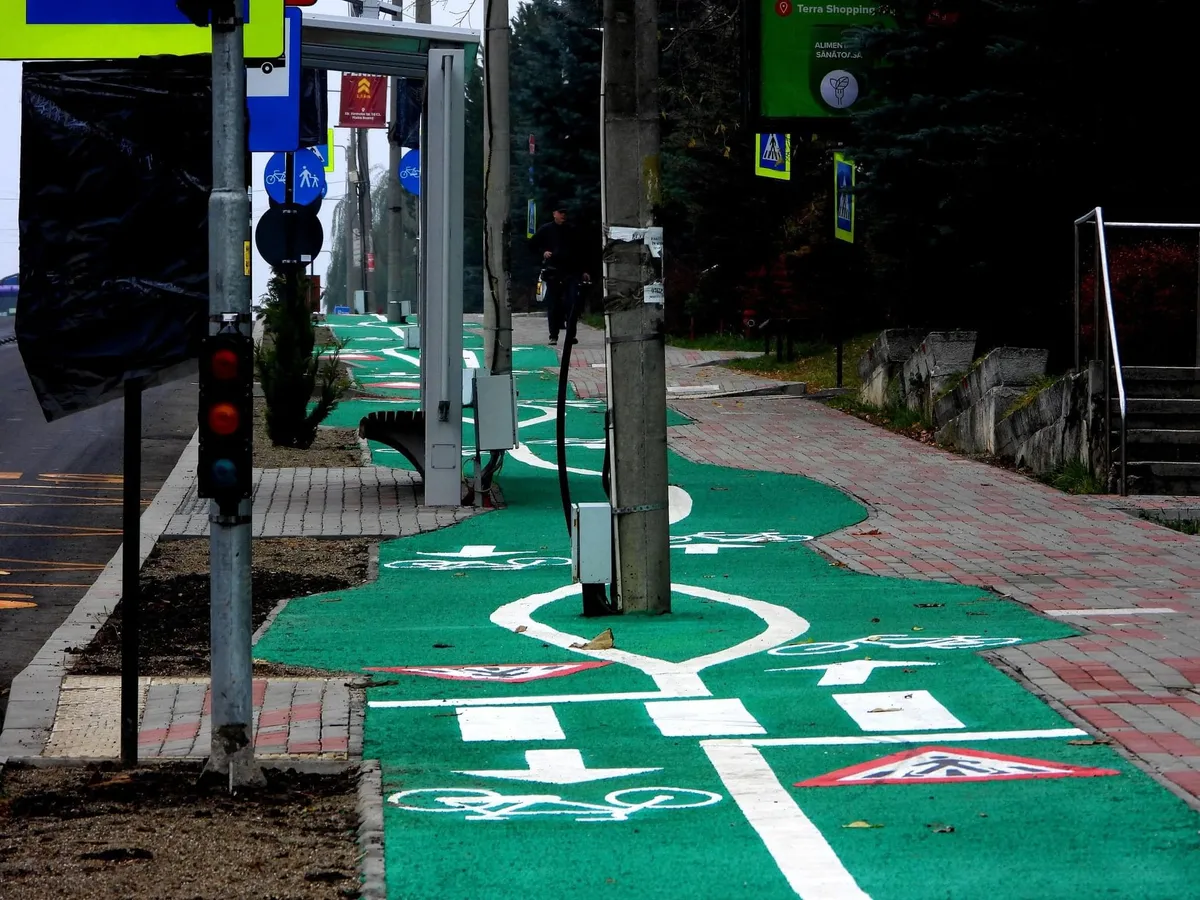 Pistă de biciclete unicat în lume, la Piatra Neamț. „Dorel” a lovit cu aprobare de la primărie - Foto: Facebook/Info Trafic 24