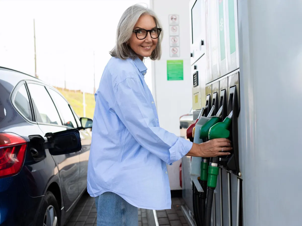 Femeie la pompă - Foto: Freepik