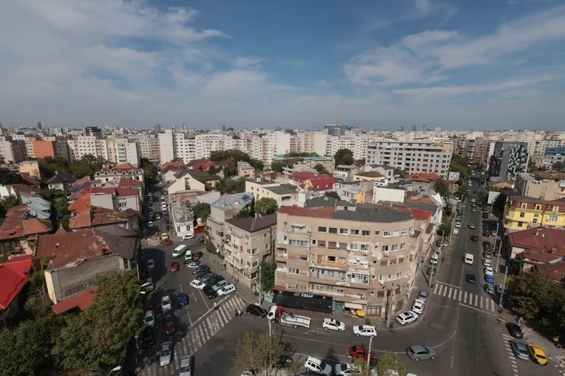 Amestec de clădiri de diferite tipuri, &icirc;n Bucureşti. &Icirc;n planul &icirc;ndepărtat - blocurile de pe Calea 13 Septembrie - Foto: INQUAM PHOTOS/George Călin