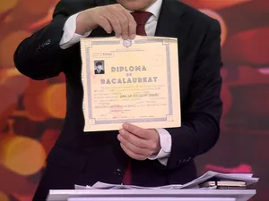Nicușor Dan și-a arătat diploma de Bacalaureat pentru a pune stop știrilor false: Originalul e aici - Foto: Digi24