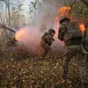 RĂSPUNSUL LA FOC Soldații ruși dintr-o echipă de artilerie a Akhmat Spetsnaz bombardează soldații ucraineni, după ce cerul a fost eliberat de dronele ucrainene care reprezintă o amenințare constantă