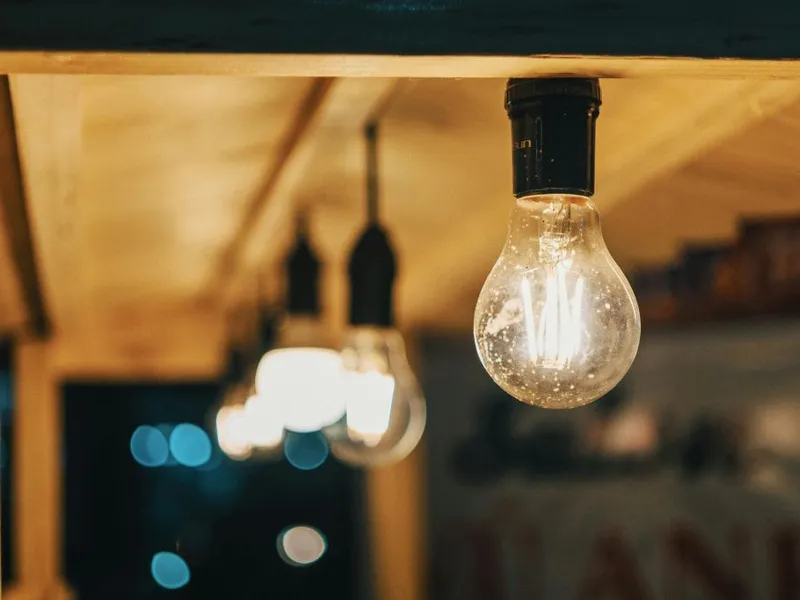 Rând de becuri cu filament - Foto: Pexels/FOX ^.ᆽ.^= ∫