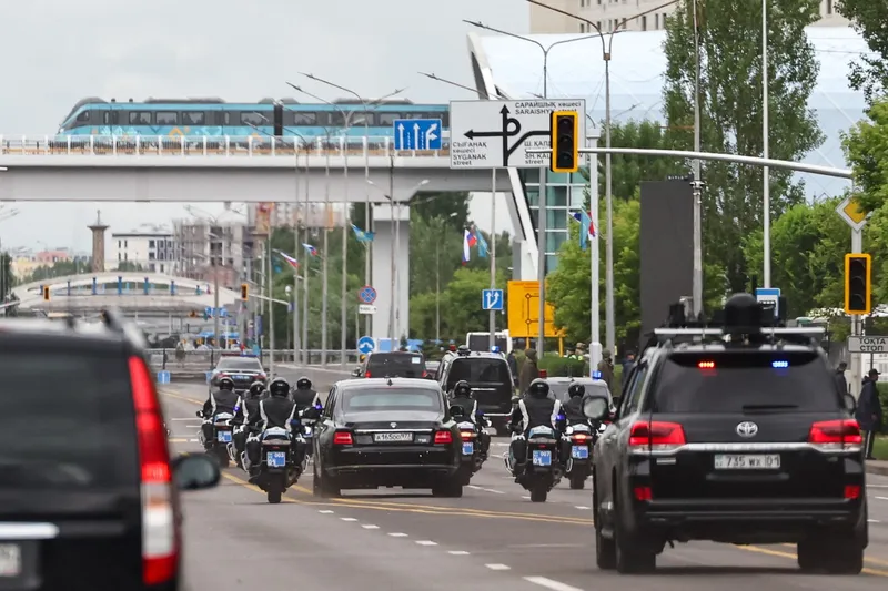 Coloana lui Putin &icirc;n Kazakhstan, ce include și mașină cu turelă-mitralieră - Foto: Profimedia Images