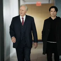 John Lithgow și Sebastian Stan în noul film (C)Apple TV+ : Sharper (2023) Foto: profimediaimages.ro