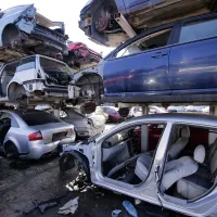5 români „inventivi”: Închiriau mașini de lux cu acte false și le vindeau pe bucăți la dezmembrări. - Foto: Inquam Photos / George Călin