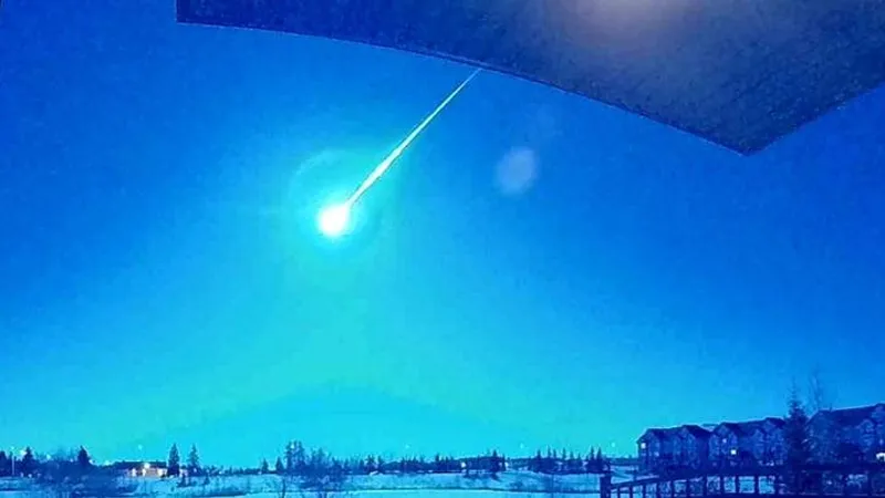 Un fragment de meteorit a speriat de moarte o femeie care dormea în casa sa dintr-un oraș Canadian/FOTO: ladbible.com