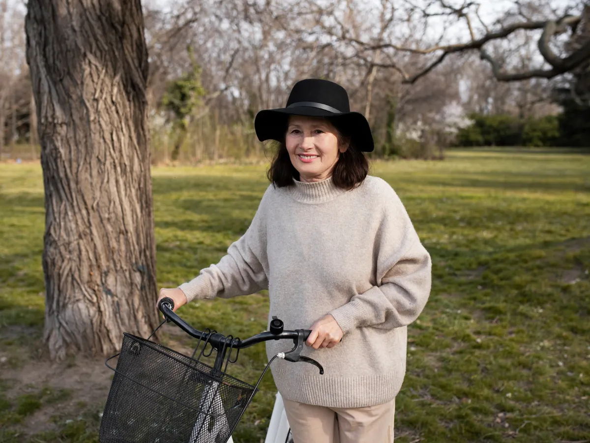 Pensionară la plimbare - Foto: Freepik (Imagine cu rol ilustrativ)